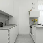 Comfortable With Parking In By Renters Apartamento Estetino