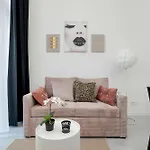 Comfortable With Parking In By Renters Apartamento Estetino