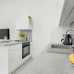 Comfortable With Parking In By Renters Apartamento