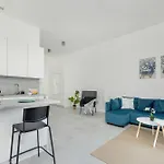 Comfortable With Parking In By Renters Lägenhet